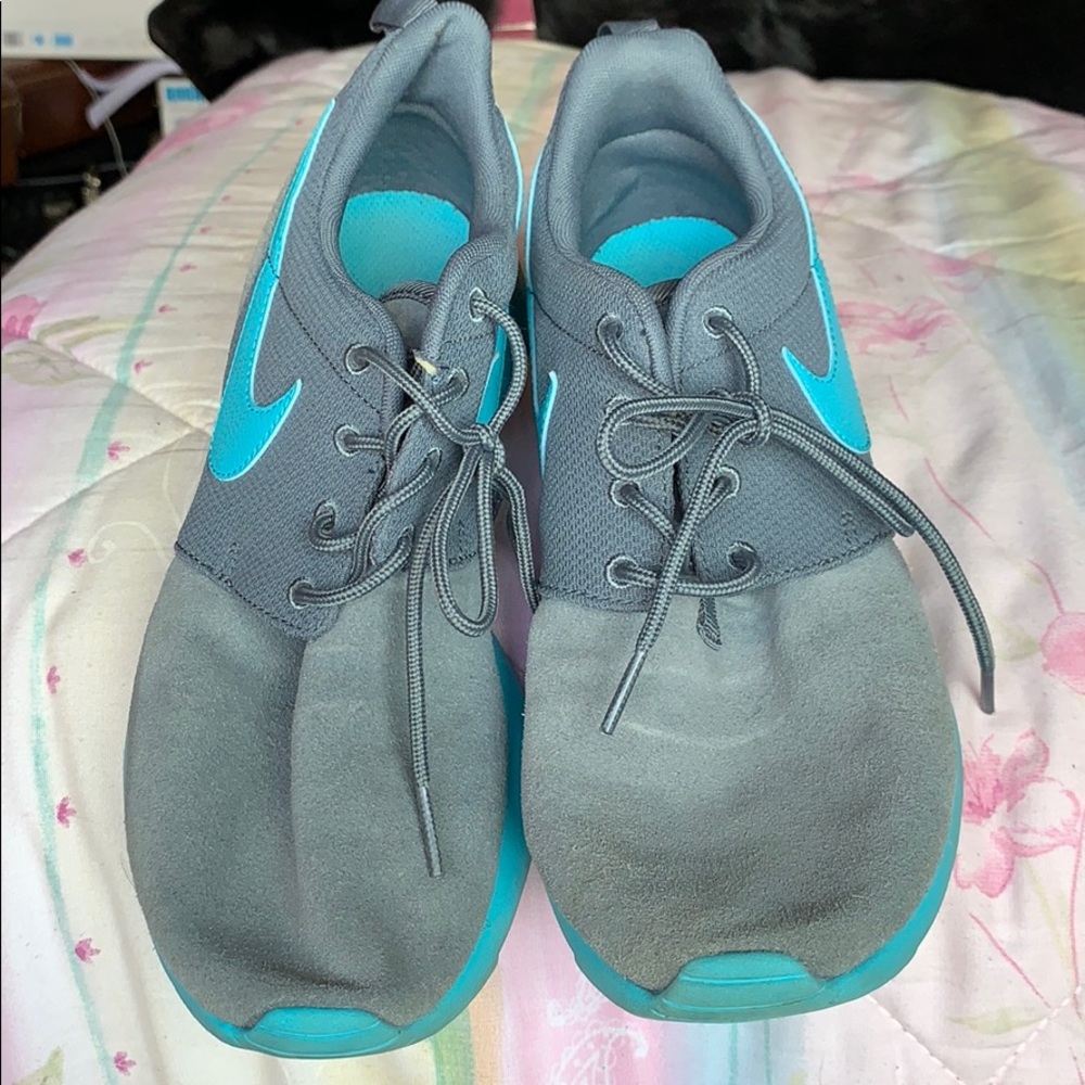 Women’s 8, Boys 6.5Y Nike Roshe